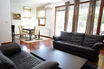 DEDINJE BELI DVOR | 4zida.rs