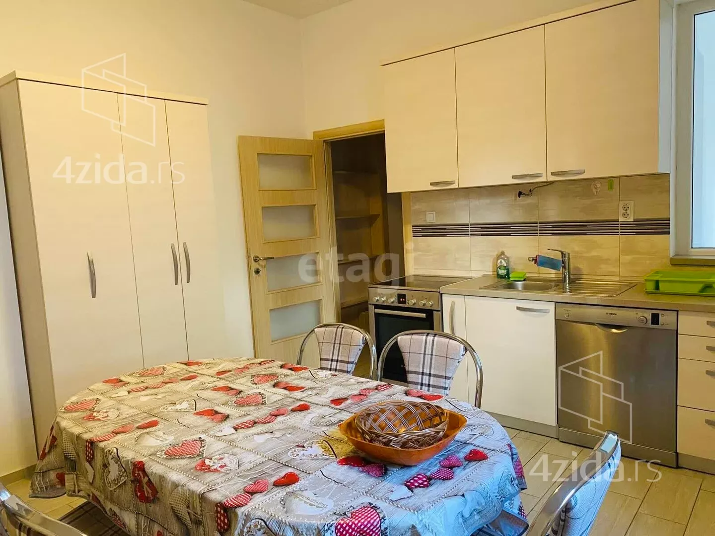 Troiposoban stan | 4zida