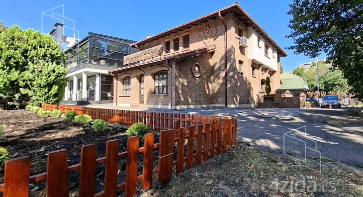 Poslovna zgrada | 4zida