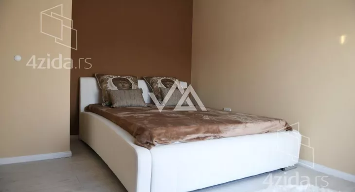 Šestosoban stan | 4zida