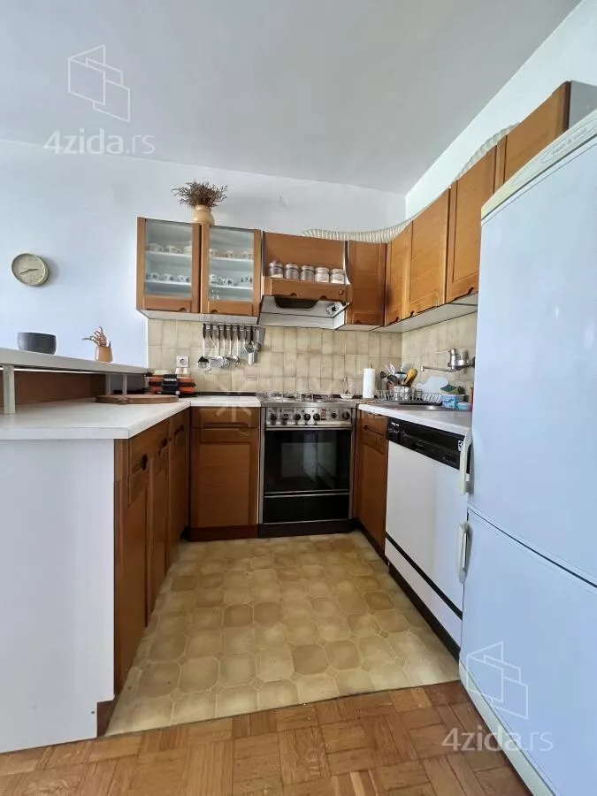 Šestosoban stan | 4zida