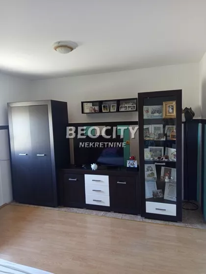 Vase Ostojića | 4zida.rs