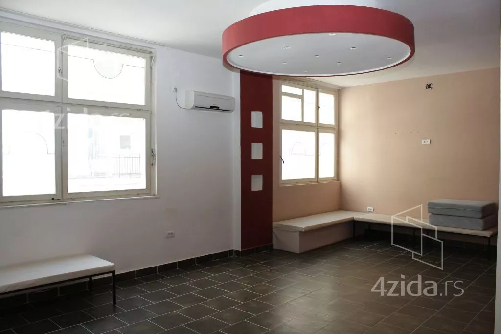 Poslovna zgrada | 4zida