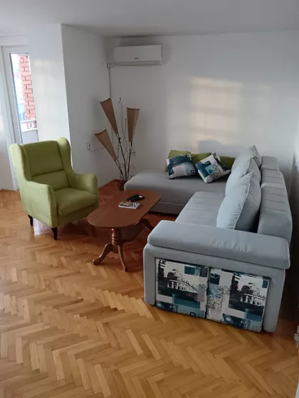 Crveni Pevac | 4zida.rs