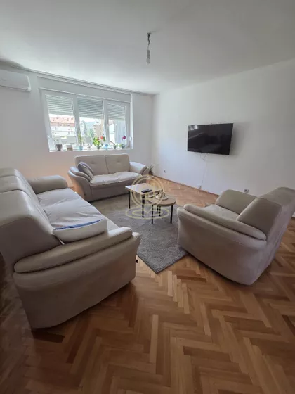 Crveni Pevac | 4zida.rs