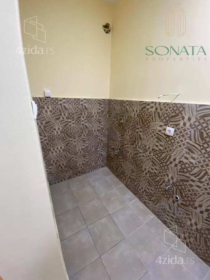 Poslovna zgrada | 4zida