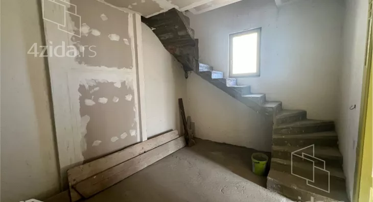Šestoiposoban stan | 4zida