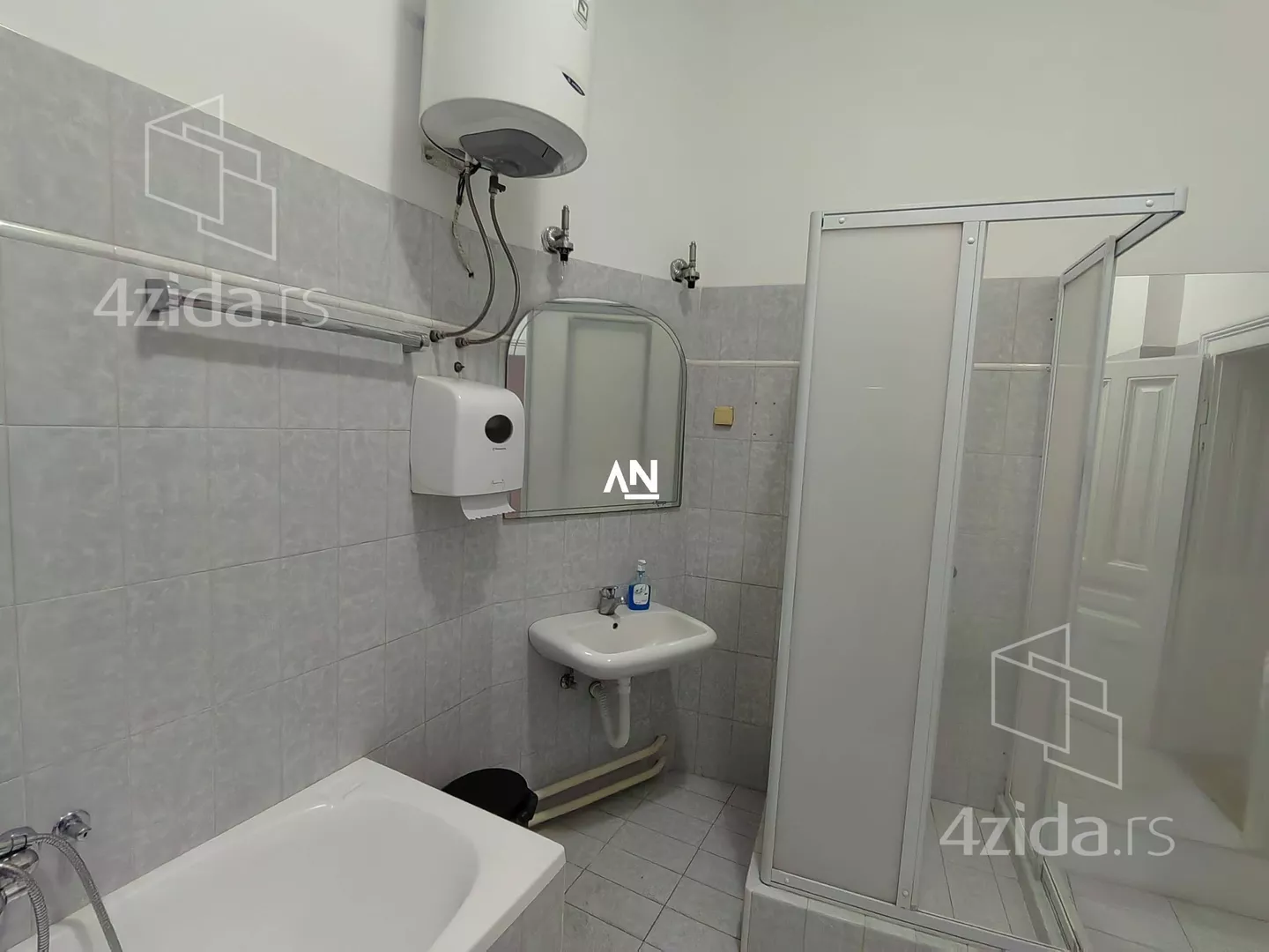 Šestoiposoban stan | 4zida