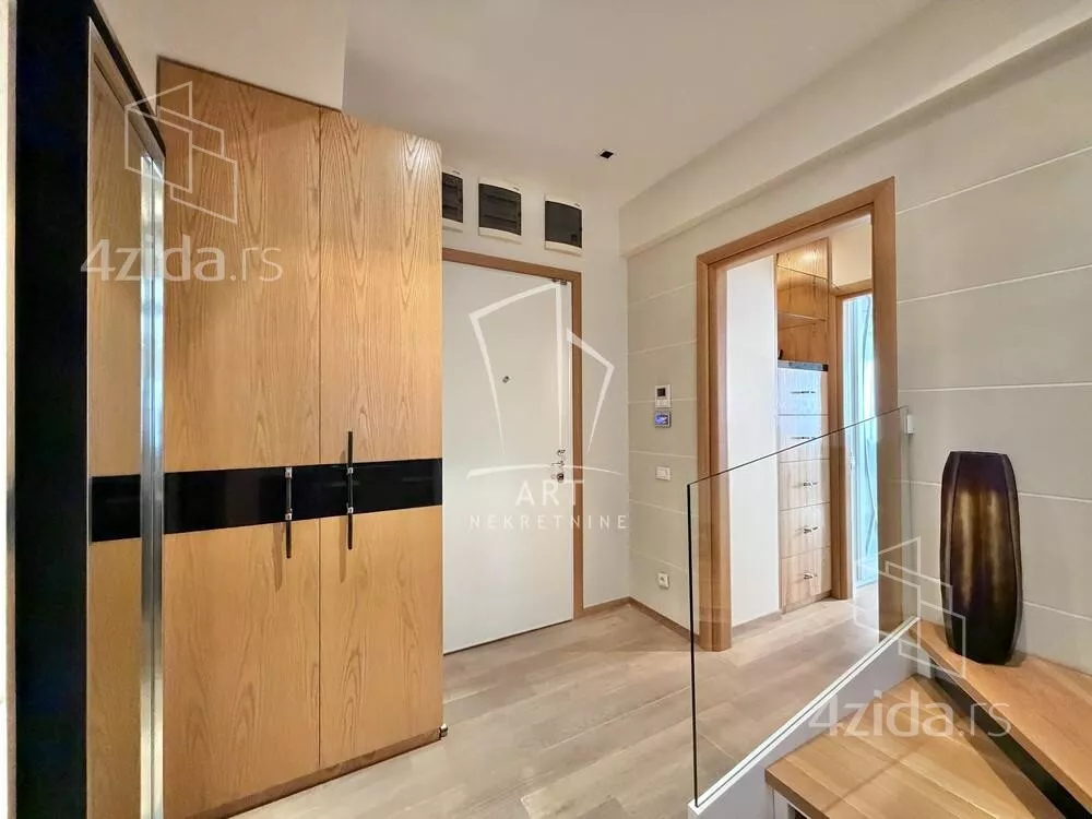 Šestoiposoban stan | 4zida