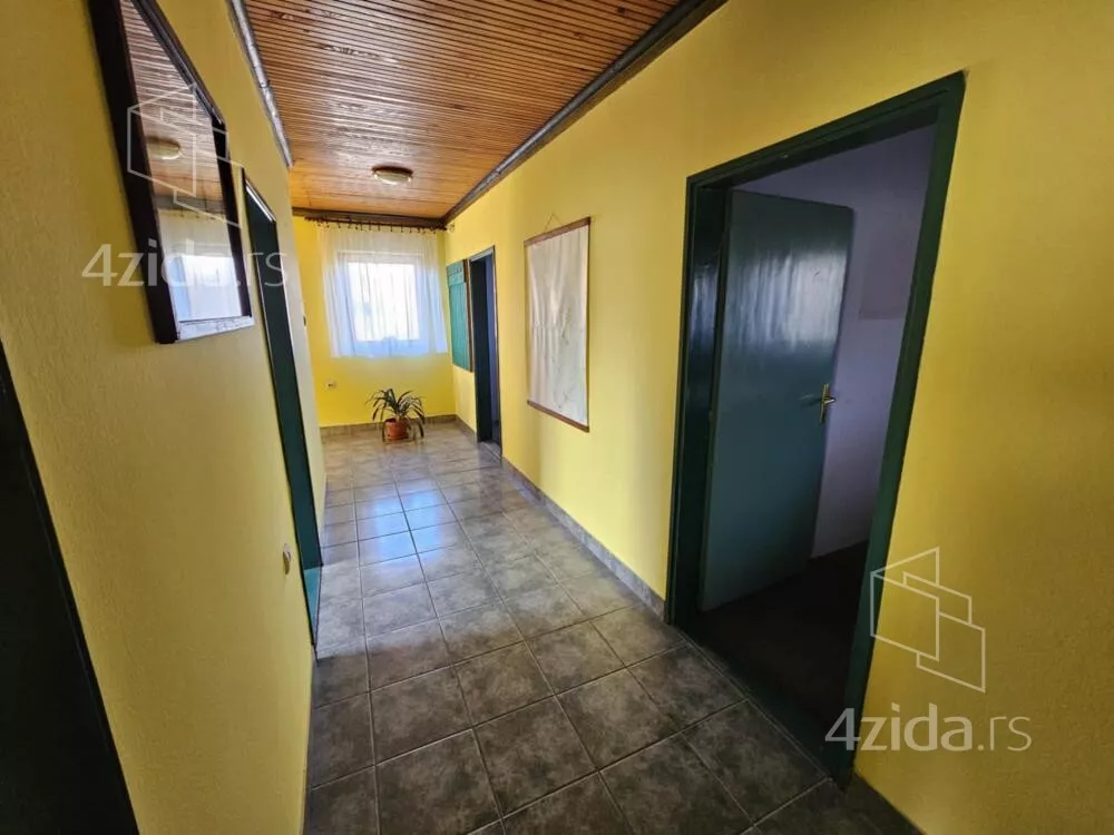 Poslovna zgrada | 4zida