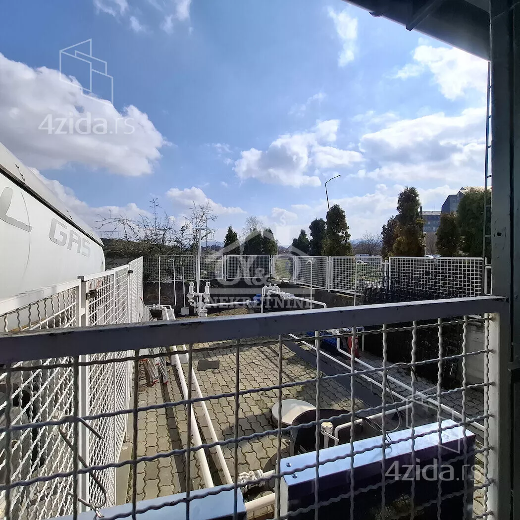 Poslovna zgrada | 4zida