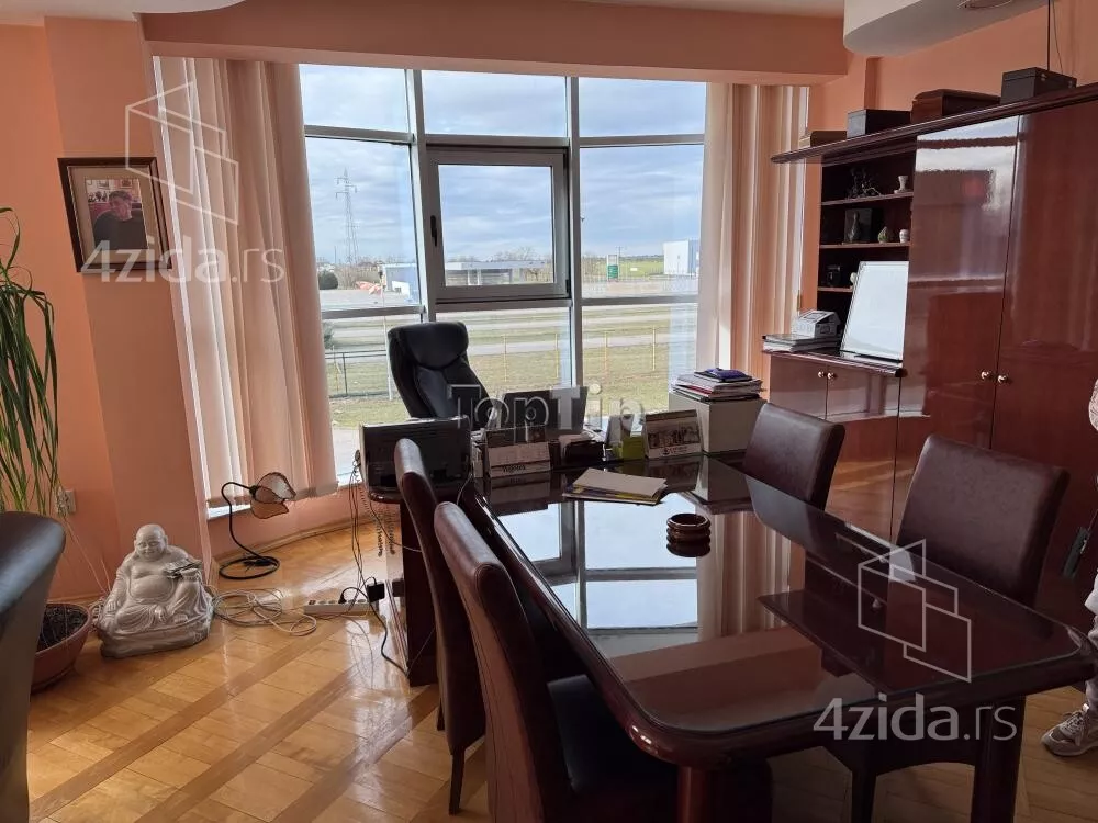 Poslovna zgrada | 4zida