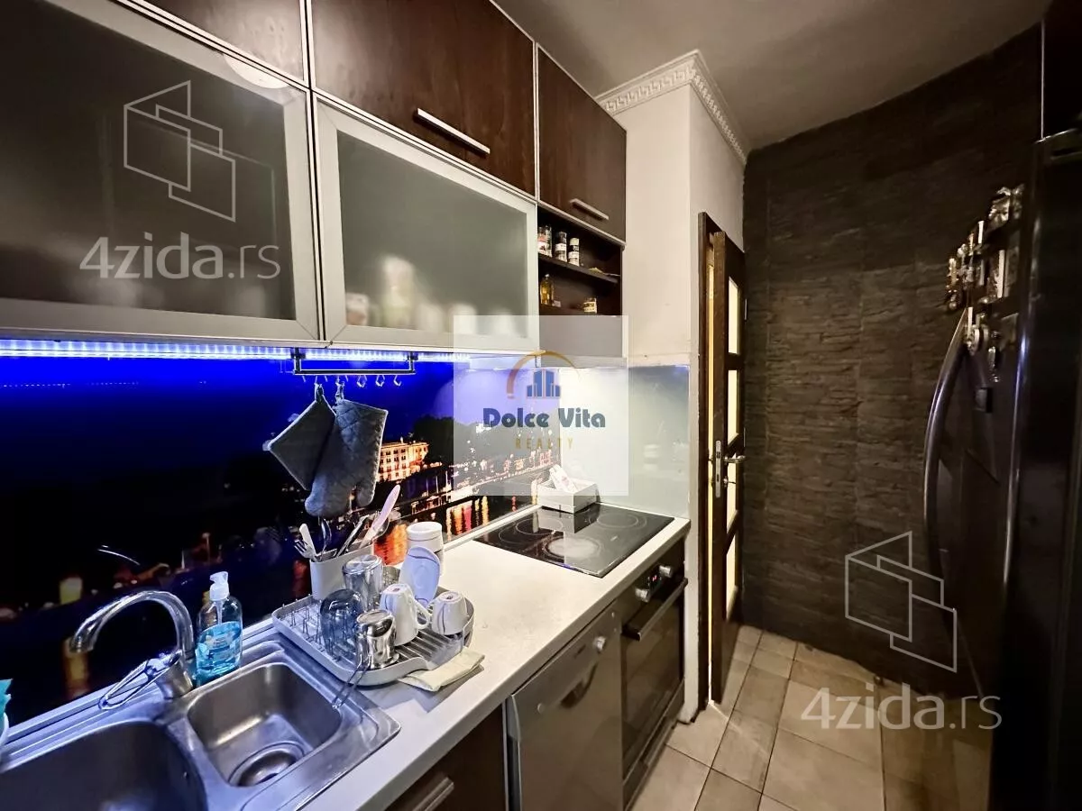 Šestosoban stan | 4zida