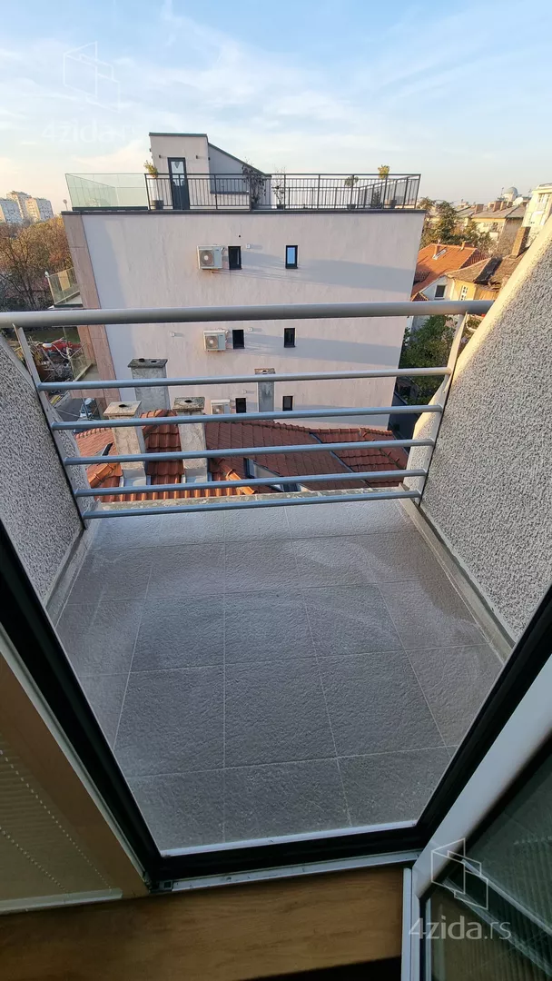 Šestoiposoban stan | 4zida