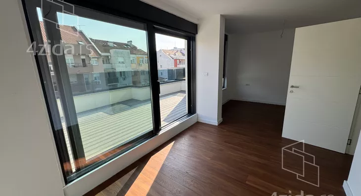 Šestosoban stan | 4zida