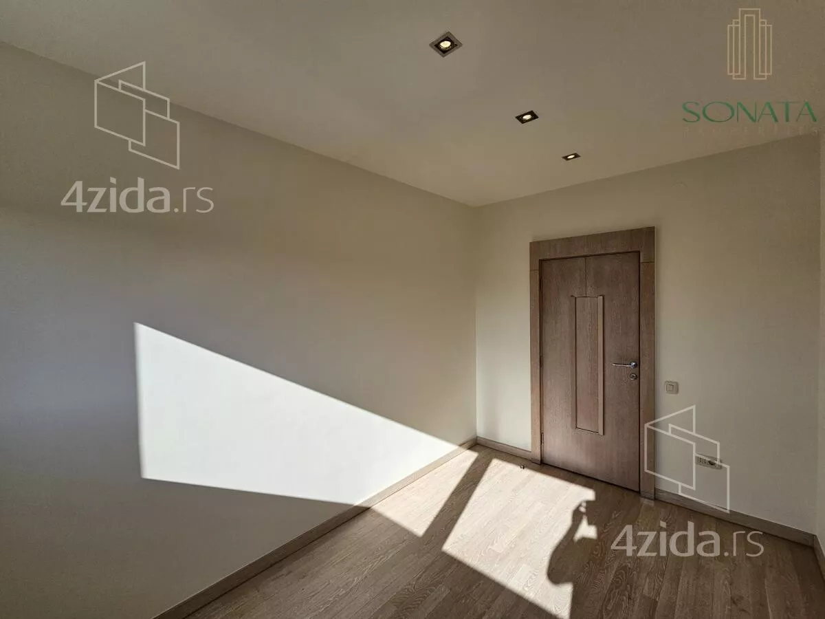 Šestosoban stan | 4zida