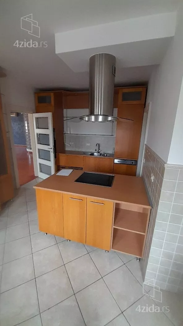 Četvoroiposoban stan | 4zida