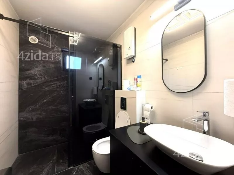 Poslovna zgrada | 4zida