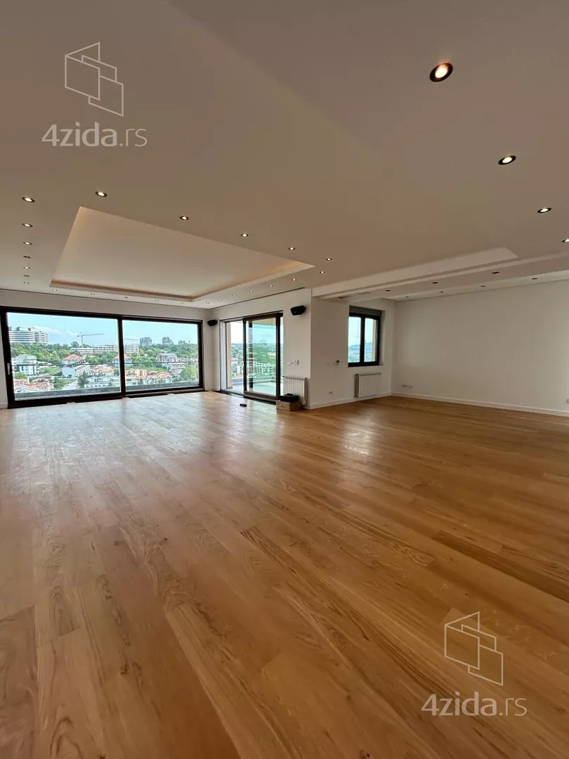 Šestoiposoban stan | 4zida