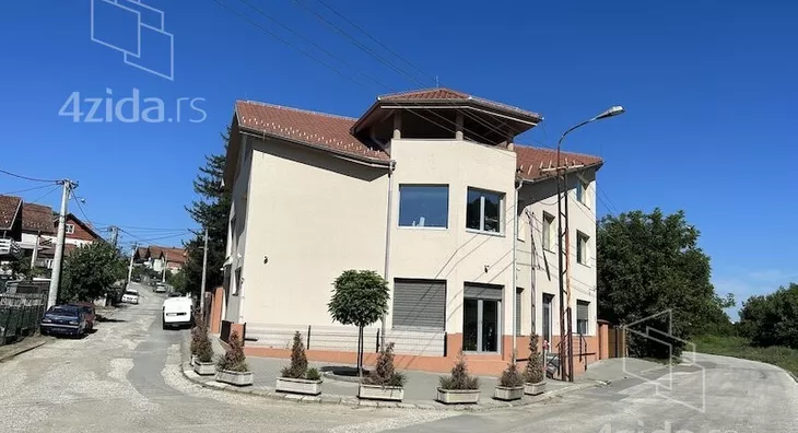 Poslovna zgrada | 4zida