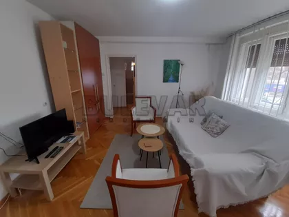 Nade Tomić | 4zida.rs