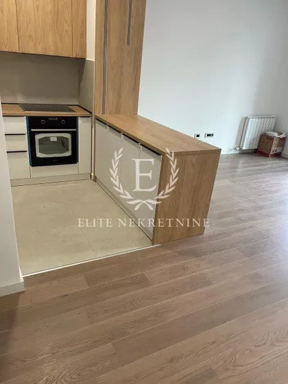 Omladinskih Brigada The One | 4zida.rs