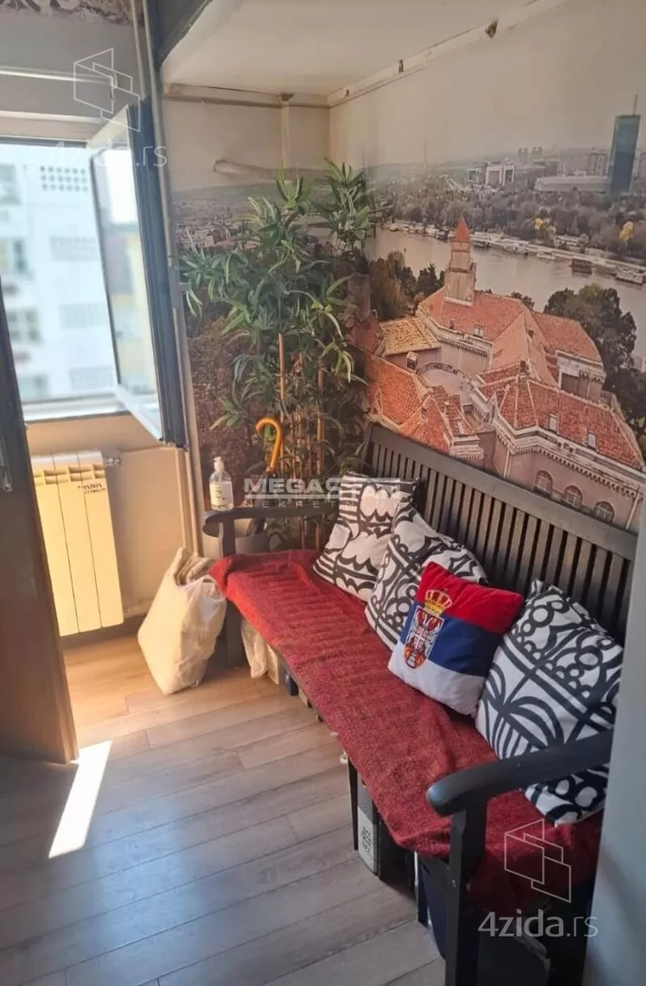 Šestoiposoban stan | 4zida