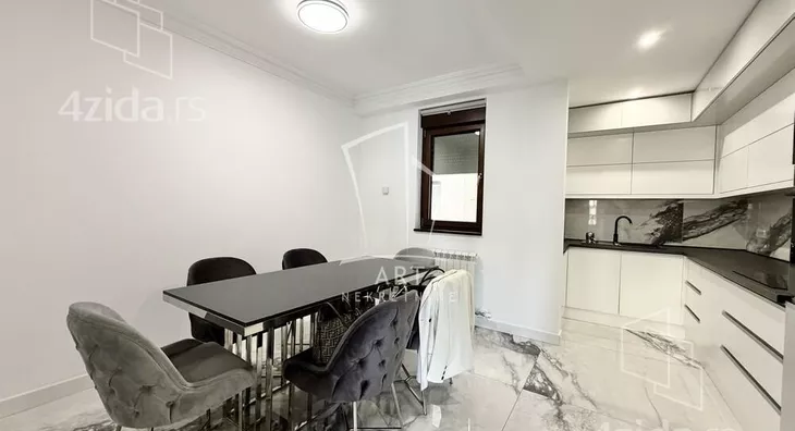 Šestoiposoban stan | 4zida
