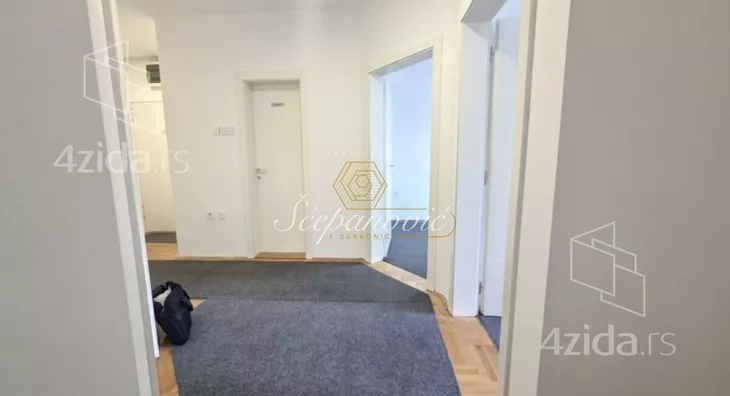 Poslovna zgrada | 4zida