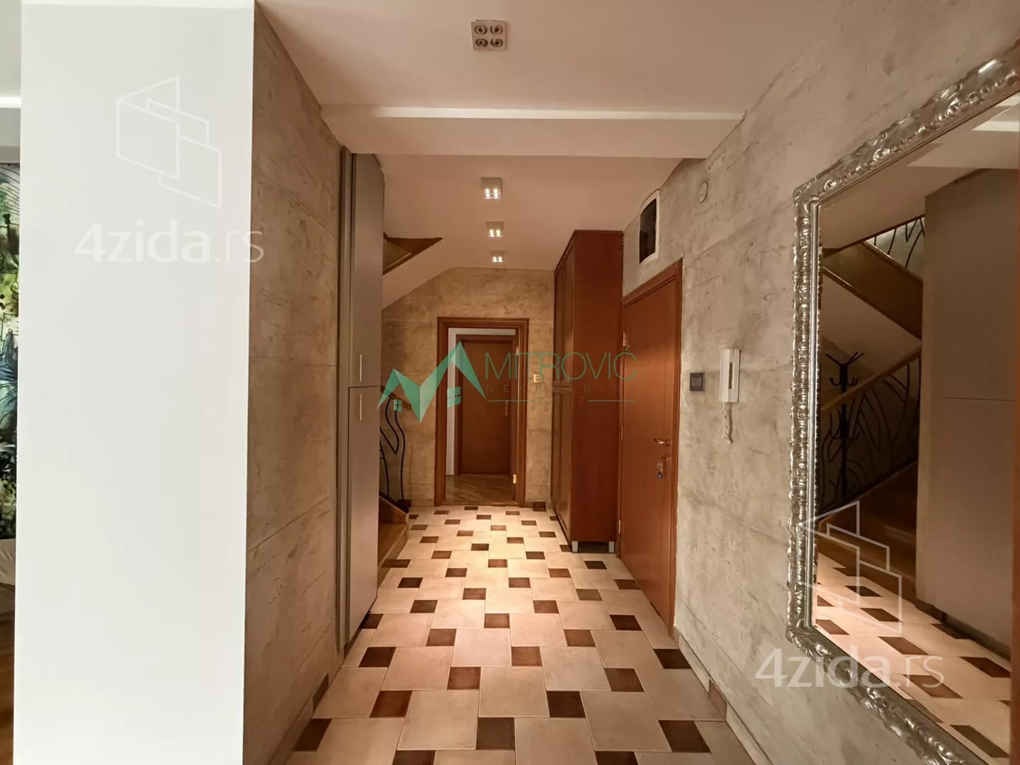 Četvoroiposoban stan | 4zida