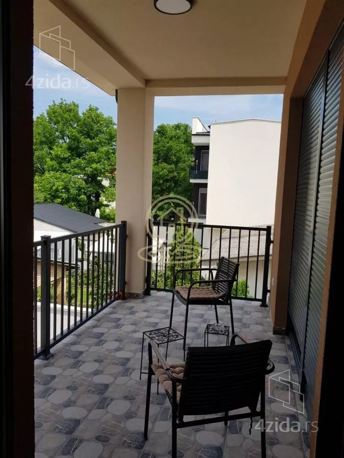 Poslovna zgrada | 4zida