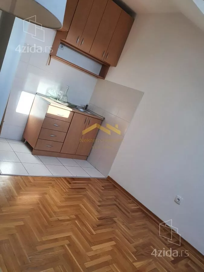 Šestosoban stan | 4zida