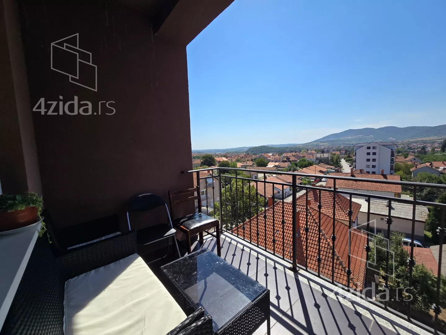 Četvoroiposoban stan | 4zida