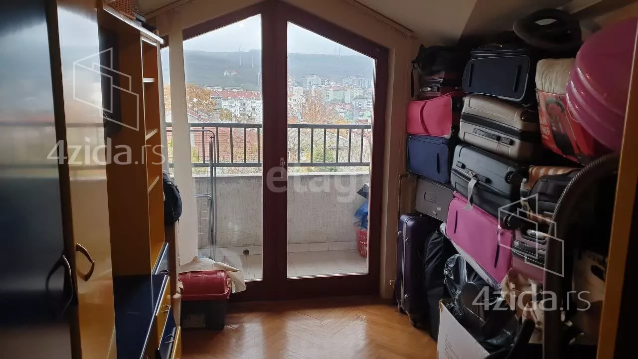 Šestosoban stan | 4zida