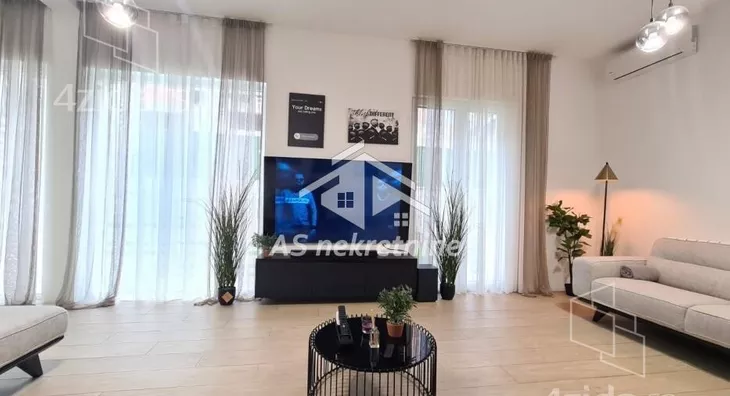 Šestosoban stan | 4zida