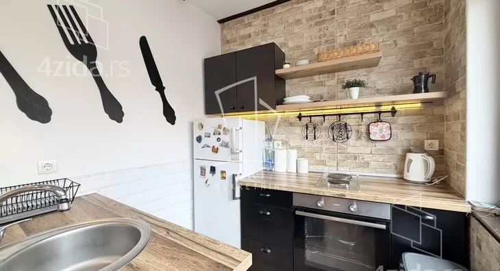 Petoiposoban stan | 4zida