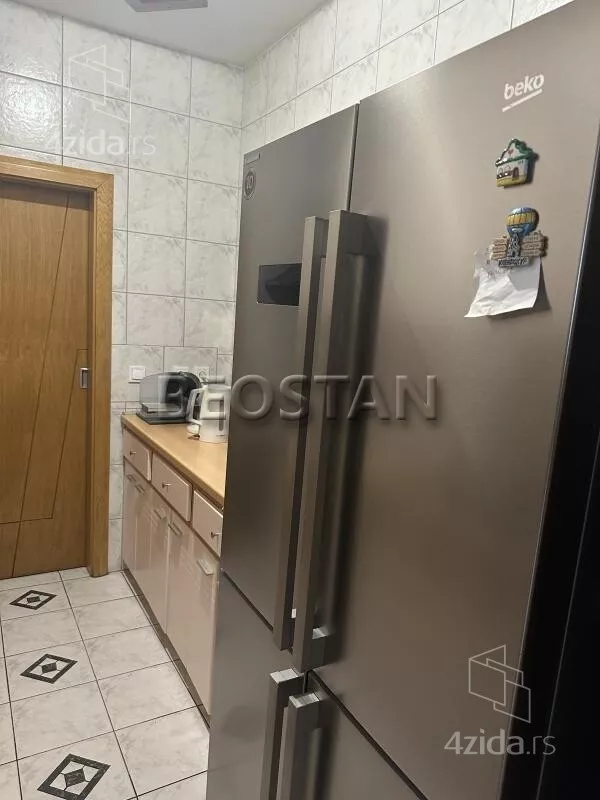 Šestoiposoban stan | 4zida