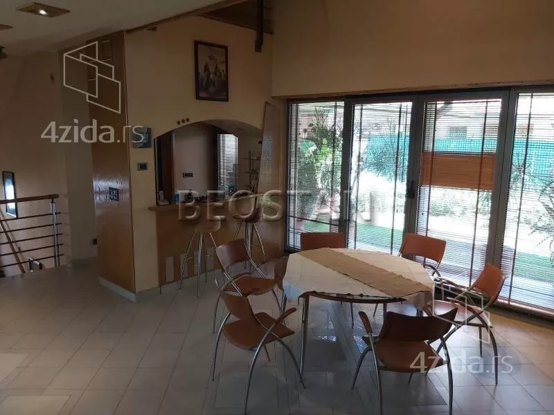 Šestoiposoban stan | 4zida