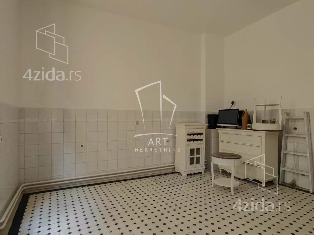 Šestoiposoban stan | 4zida