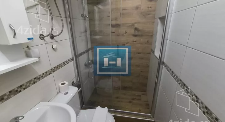 Poslovna zgrada | 4zida