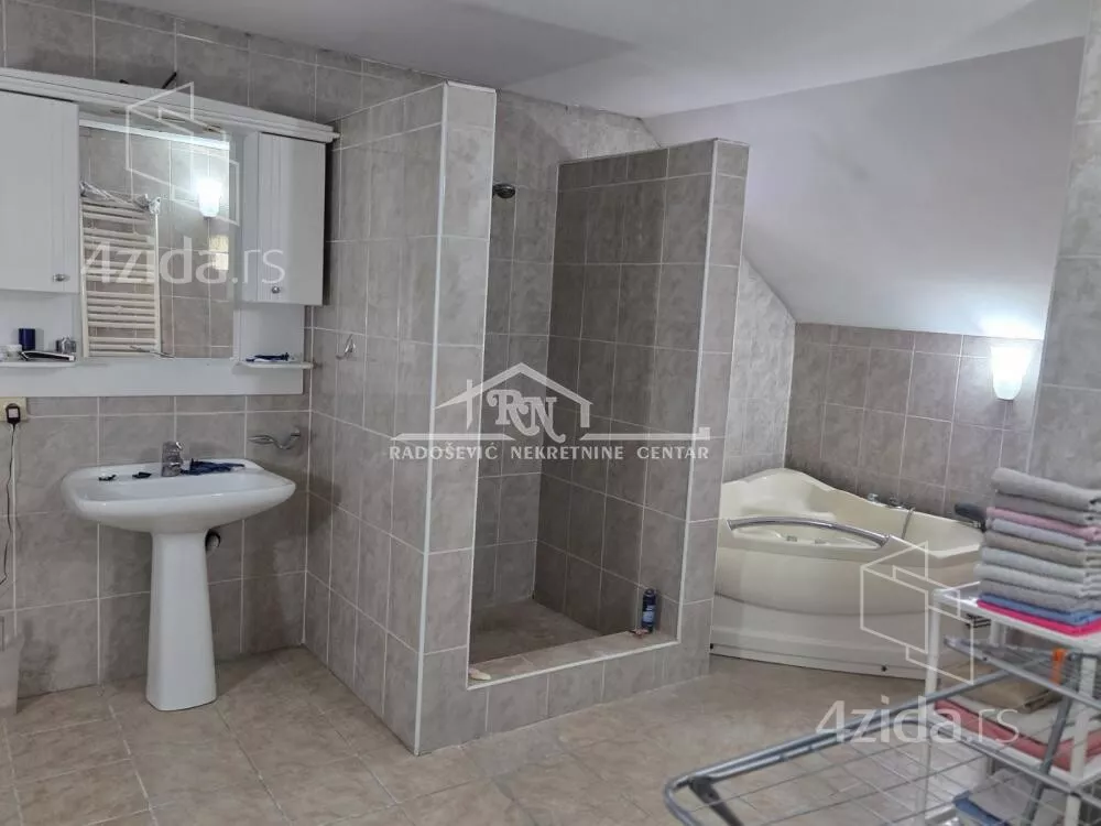 Petoiposoban stan | 4zida