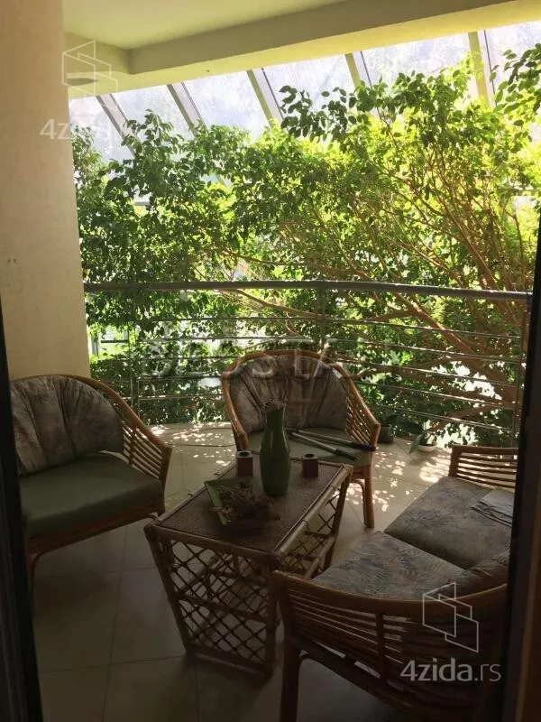 Šestoiposoban stan | 4zida