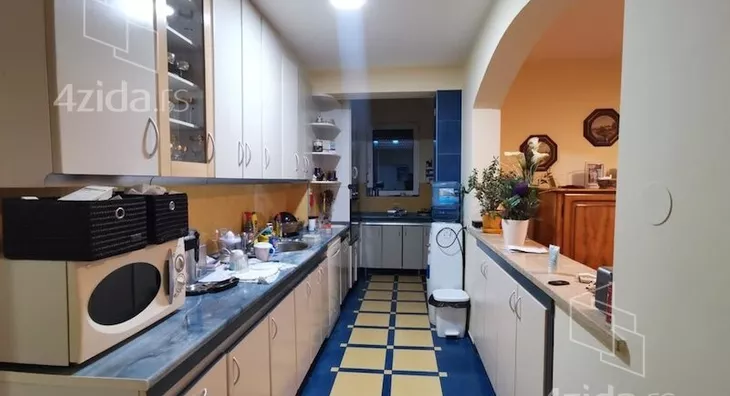 Poslovna zgrada | 4zida