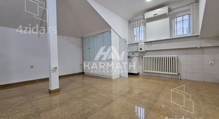 Poslovna zgrada | 4zida