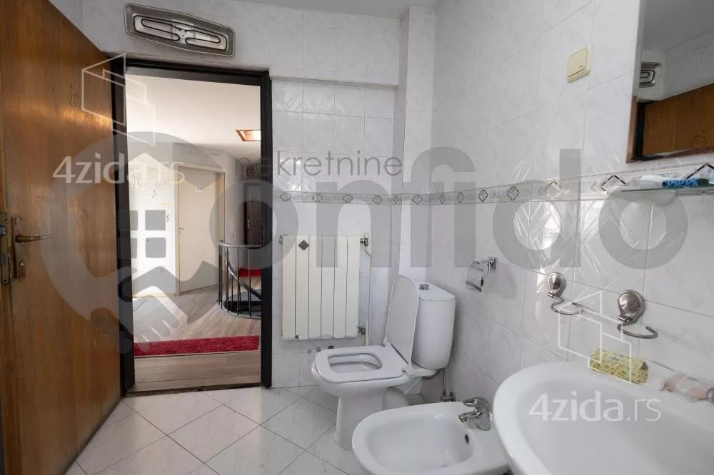 Šestoiposoban stan | 4zida