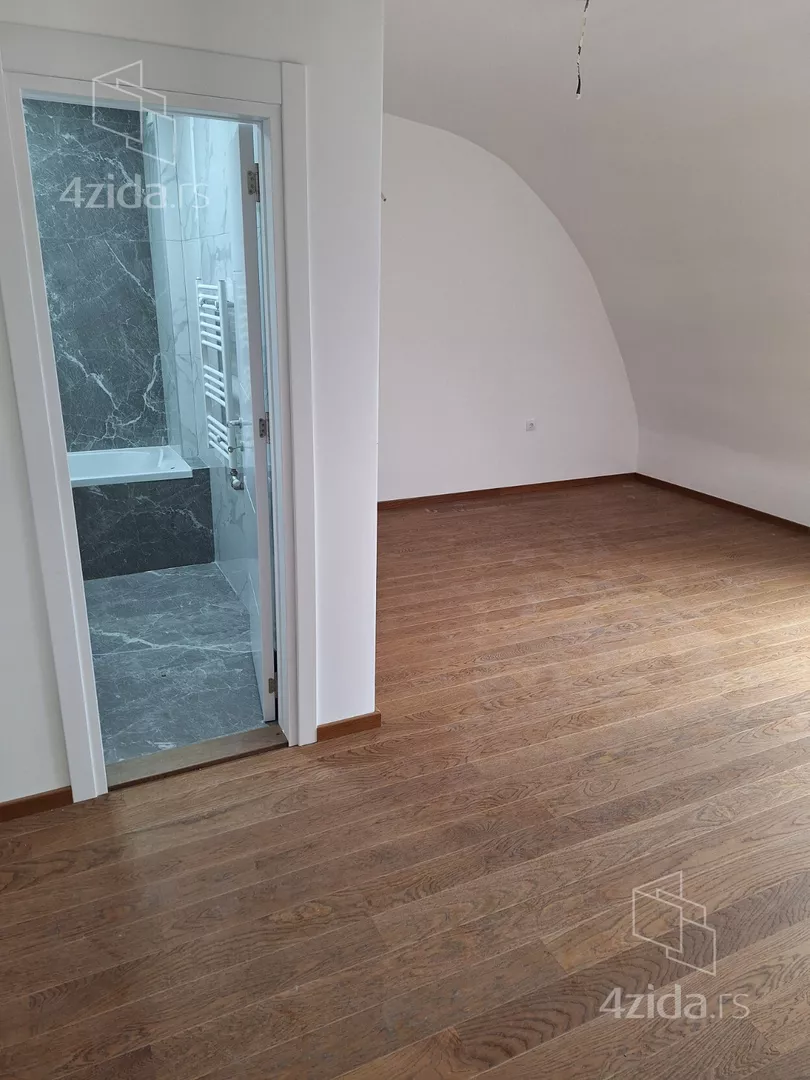 Šestosoban stan | 4zida