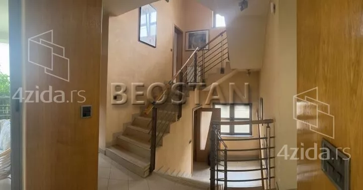 Šestoiposoban stan | 4zida