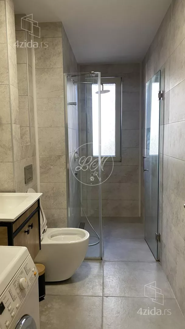 Šestoiposoban stan | 4zida