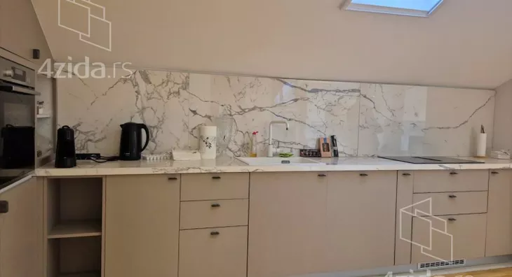 Četvoroiposoban stan | 4zida