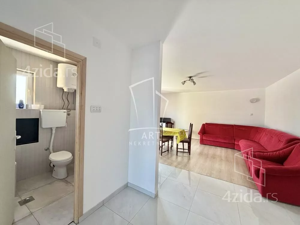 Šestoiposoban stan | 4zida